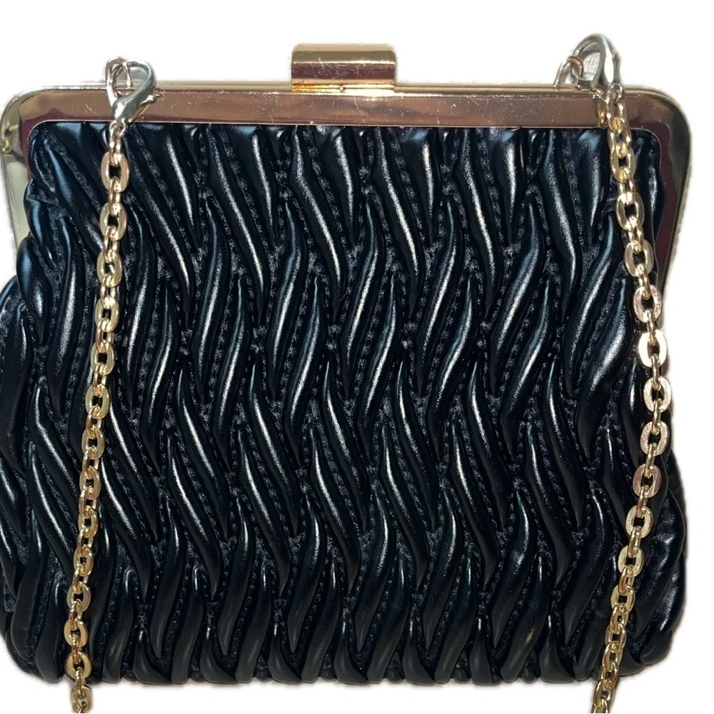 Women’s Evening Party Clutch With Gold-tone Chain Strap, Black Quilted - Picture 4 of 9